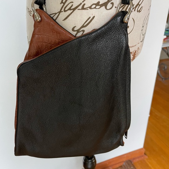 Thomas Leathers Dual-Sided Crossbody Bag - Picture 2 of 12